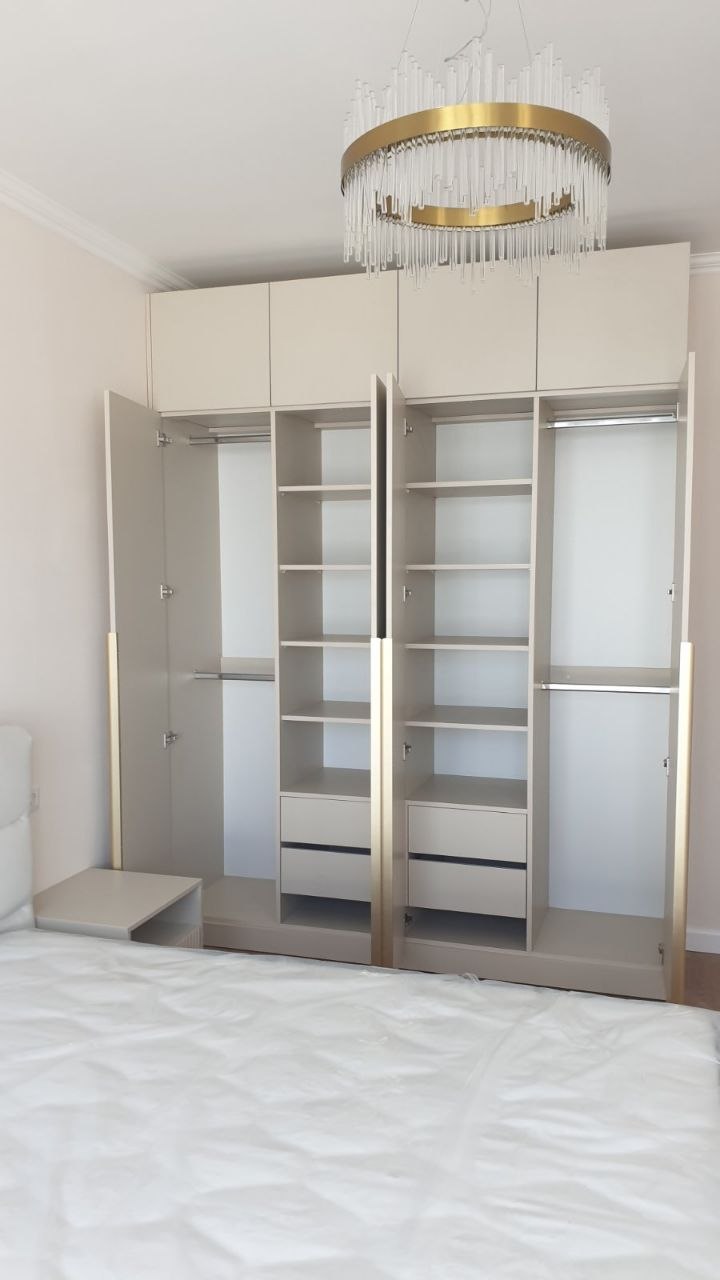 Montierter Einbaukleiderschrank mit offenen Regalfächern